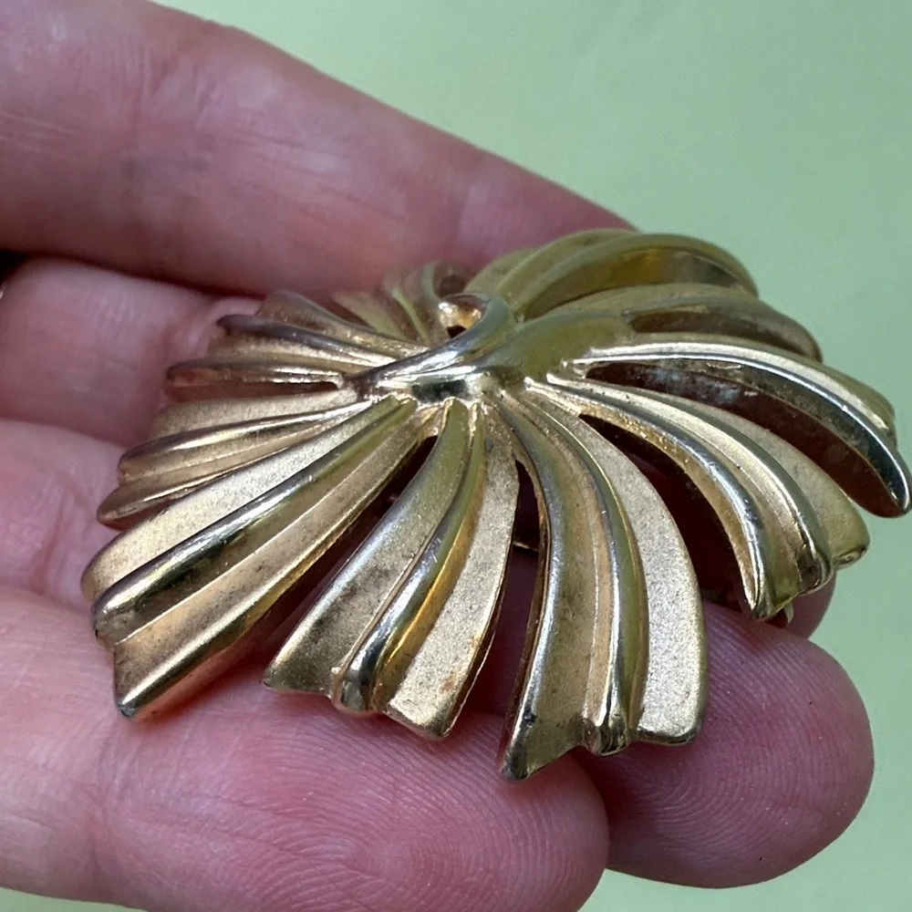 Vintage Trifari Gold Large Swirl Brooch